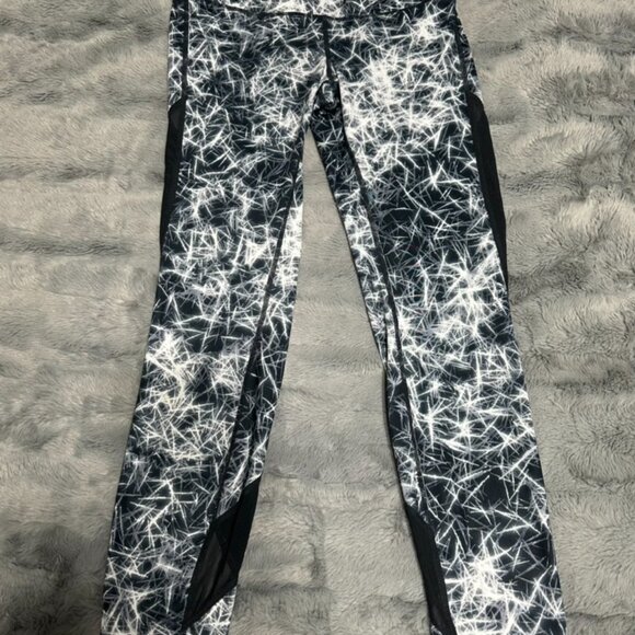 Chic and Sleek: Black and White Workout Leggings for Active Women - Picture 2 of 3